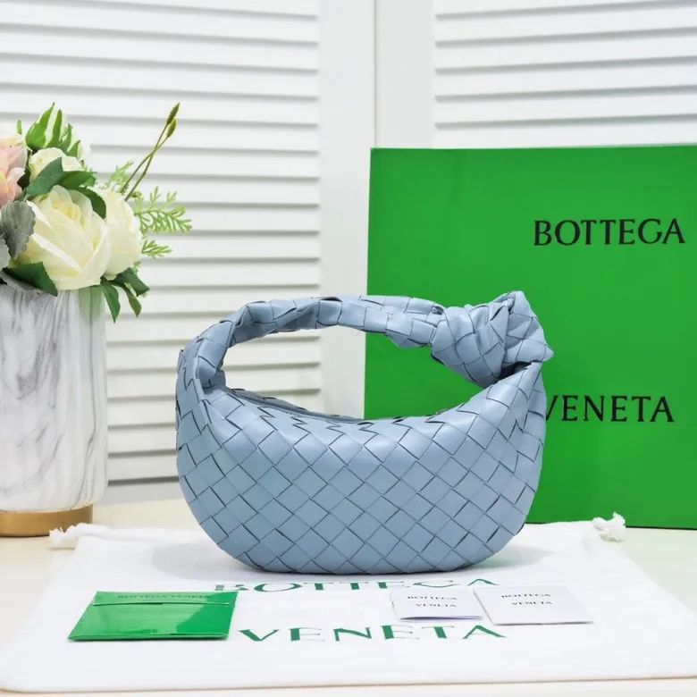 Batch 1120 small size haze blue 🔻BV Bottega Veneta's new early spring women's MINI JODIE handbag BV bag 🔥The new method is to round the corners on the original basis and knot the round hobo bag with classic woven leather. The most iconic triangular pull-out design, using sheepskin draped soft shape, is super suitable for concave shapes~ Jodie feels really gentle to people, and is definitely the best item for daily matching. It has the same weave, new elements and twists, is compact and versatile, and is the new favorite of street style Internet celebrities! Dimensions: 23x28x8 Model: 6699-1